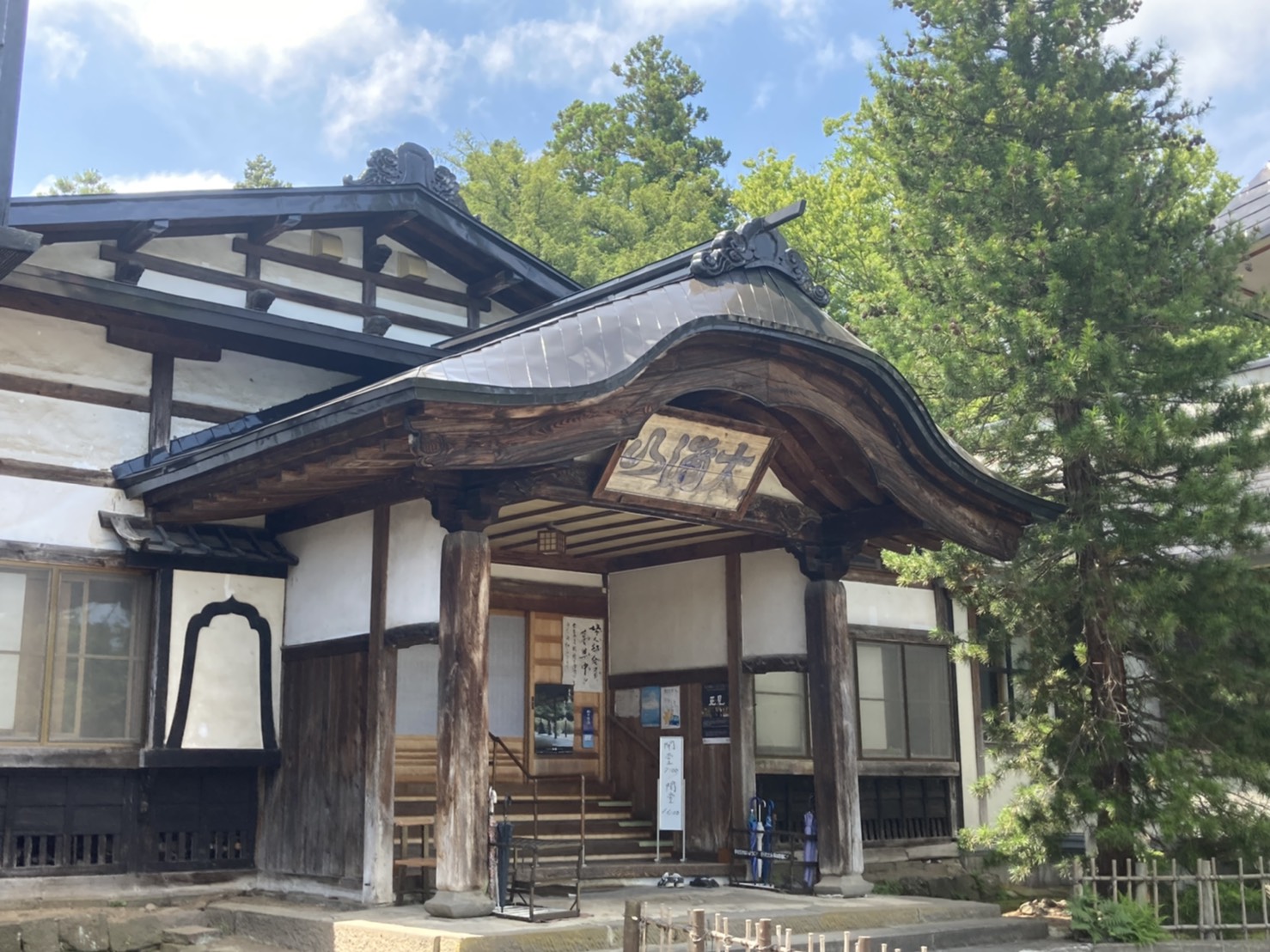 青空の下、堂々と立つ海蔵寺本堂の玄関